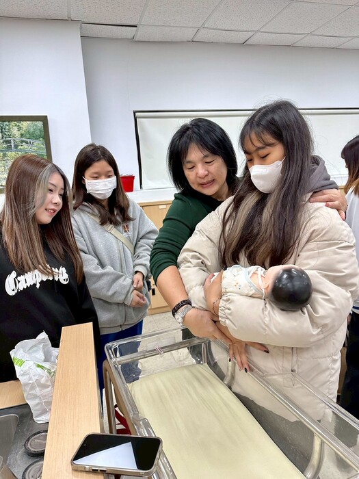 老師指導學生實作