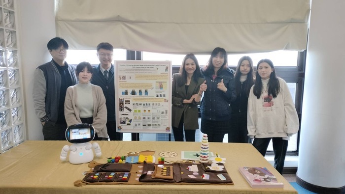 本系常雅珍主任與長庚大學工設系蔡采璇教授、資工系趙一平副教授，以及本系學生張詠捷、涂議文、曾沁媚，研發AI融入幼兒精細動作創新評估系統，榮獲阿基米德國際發明競賽金牌及大會特別獎。