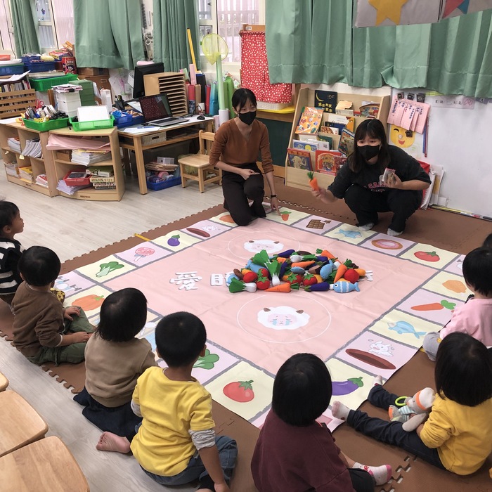大學生研發護眼教具，愛眼美食街，到大埔國小附設幼兒園引導幼兒，幫助幼兒了解保護眼睛的健康食物圖片