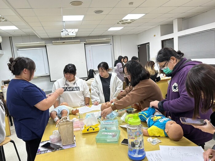 幼兒健康與安全課程照護技術練習圖片